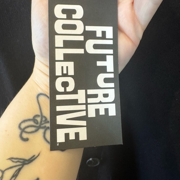 Chic Black Button-Up Cardigan - Picture 3 of 6